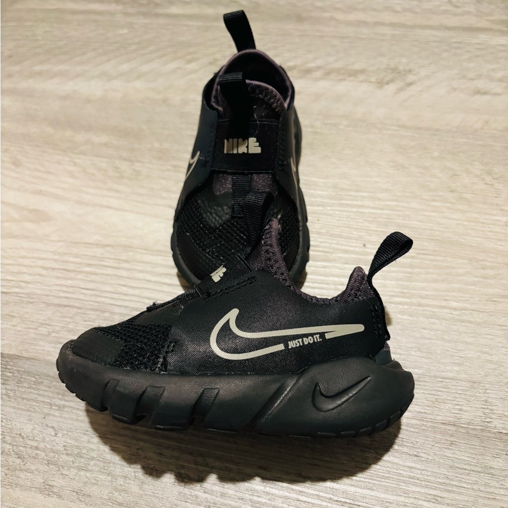 Nike Toddler Kids Black Slip-On Athletic Sneakers with Gray Swoosh Size 5 c